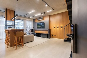 Alloggio Deluxe su due livelli, cucina, vista città | Area soggiorno | Smart TV 50 pollici con canali digitali, Netflix, servizi in streaming