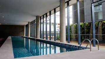 Kolam renang indoor