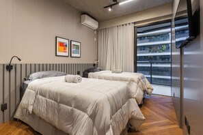 Premium bedding, desk, laptop workspace, blackout curtains - StayHome Duplex Luxuoso 105m2 Faria Lima (São Paulo)