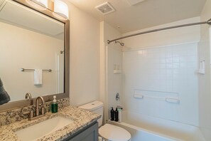 Single Room, 1 Queen Bed, Non Smoking | Bathroom | Combined shower/tub, free toiletries, hair dryer, towels - The Access Upscale Stay with Pool-Gym-EV (Tempe)