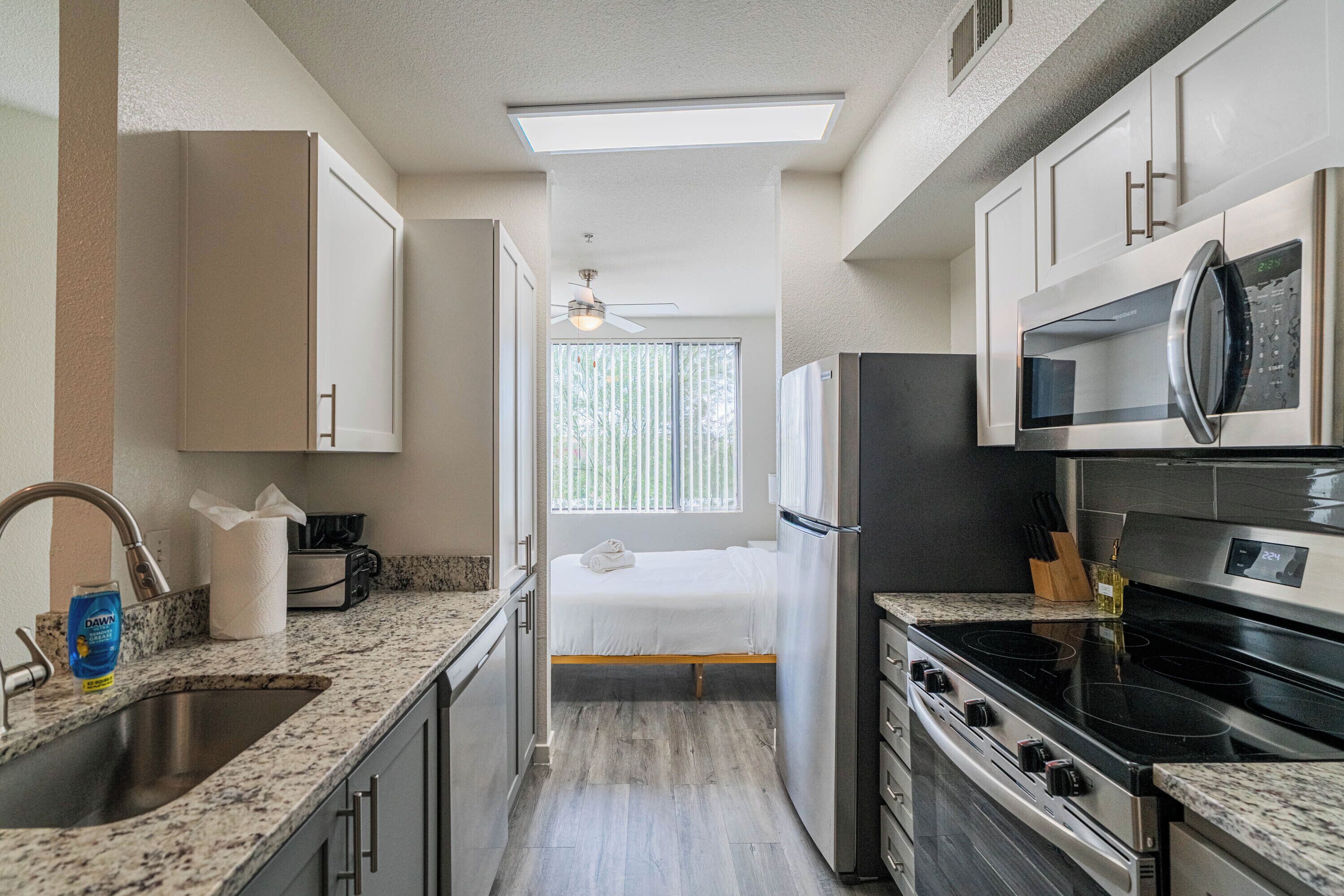 Full-sized fridge, microwave, oven, stovetop