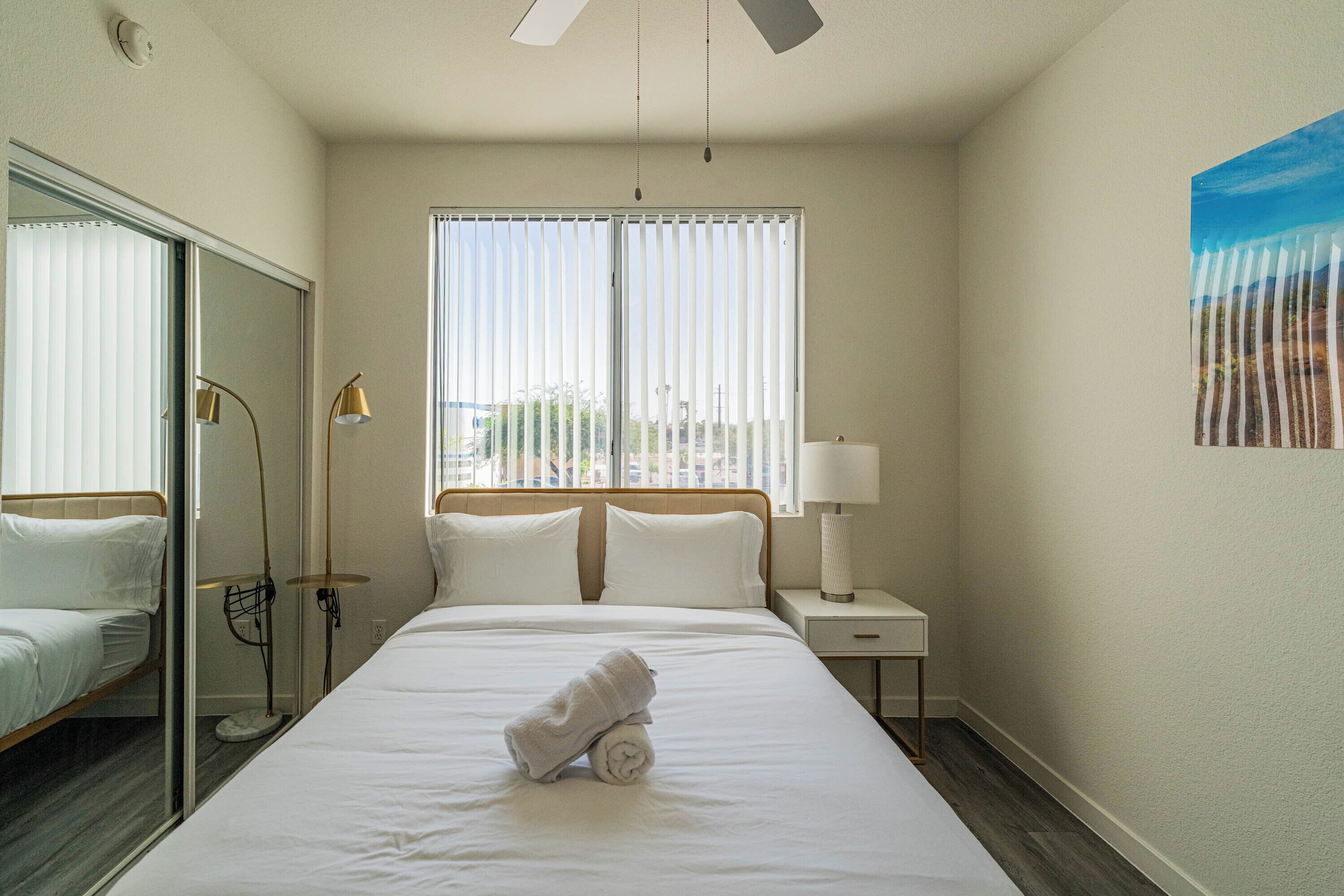 Single Room, 1 Queen Bed, Non Smoking | Desk, laptop workspace, iron/ironing board, free WiFi