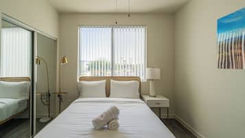 Single Room, 1 Queen Bed, Non Smoking | Desk, laptop workspace, iron/ironing board, free WiFi