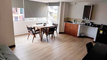 Basic Triple Room, Berbilang Katil, Kitchenette | Tempat makan