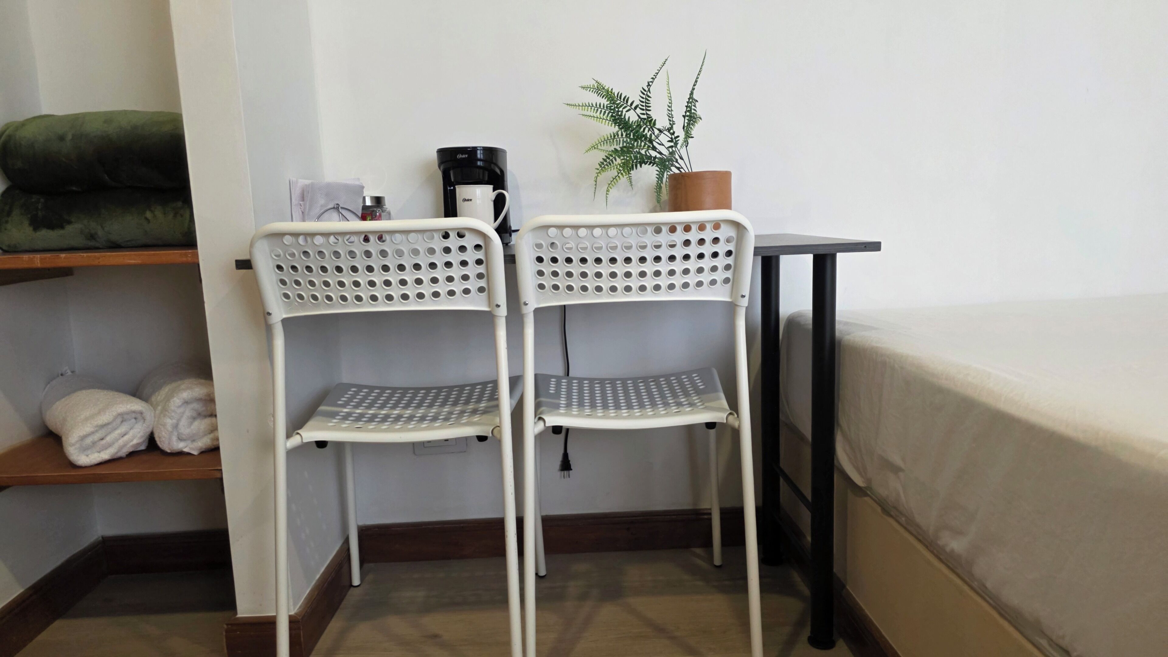 Habitació amb dos llits individuals bàsica, microones | Escriptori, espai de treball apte per a portàtils i wifi gratuïta 