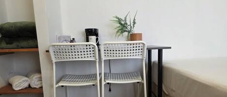 Habitación básica con 2 camas individuales, microondas | Escritorio, espacio para trabajar con laptop y wifi gratis