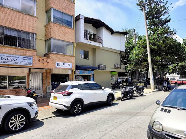 Unclassified image, 1 of 44, button - ABC-53 (Medellín)