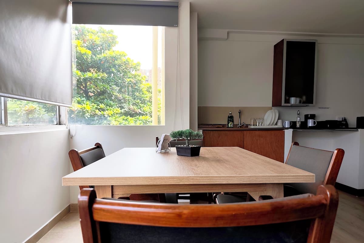 Habitació triple bàsica, diversos llits, cuina bàsica | Servei de restauració