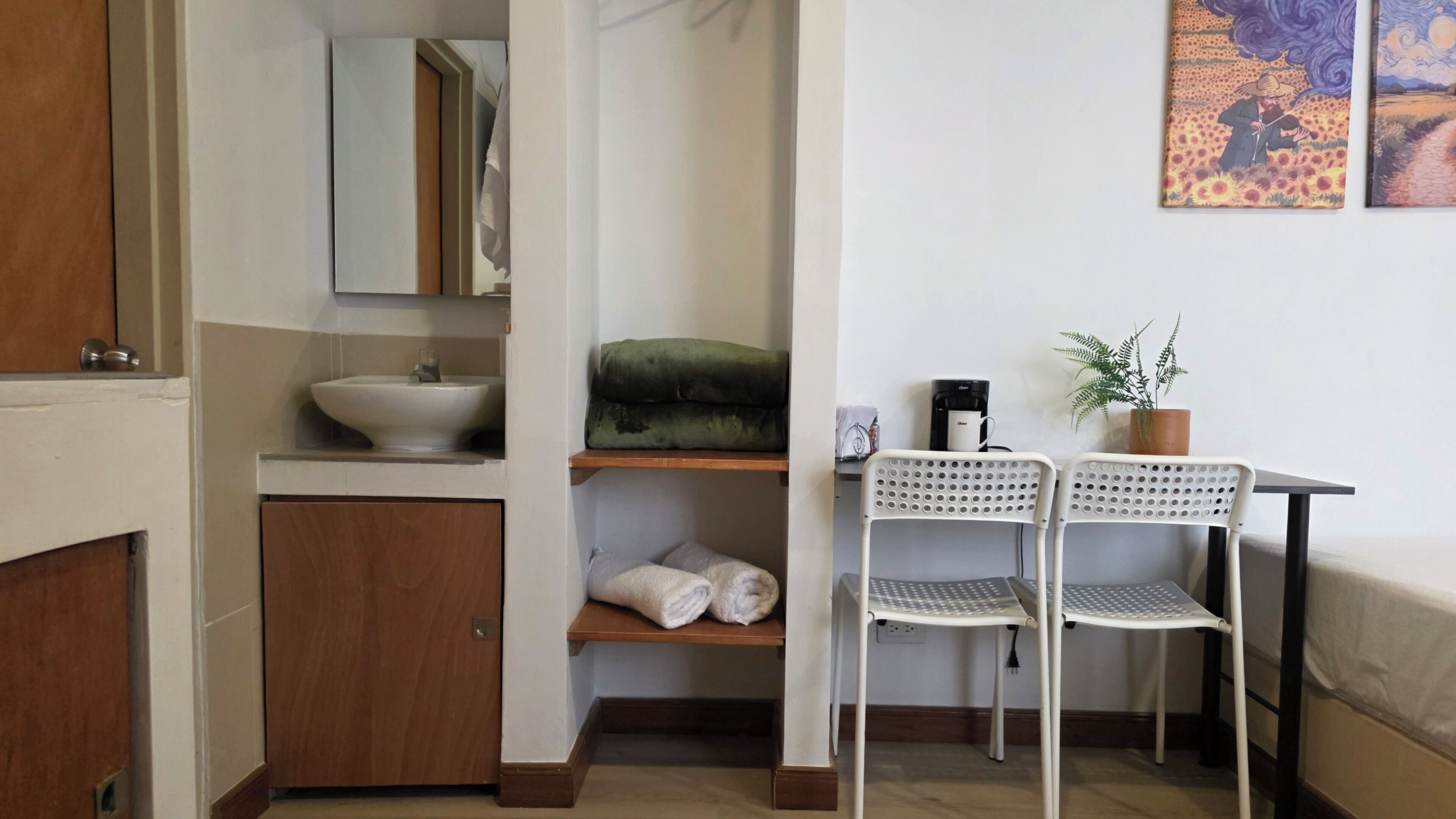 Basic Twin Room, Microwave