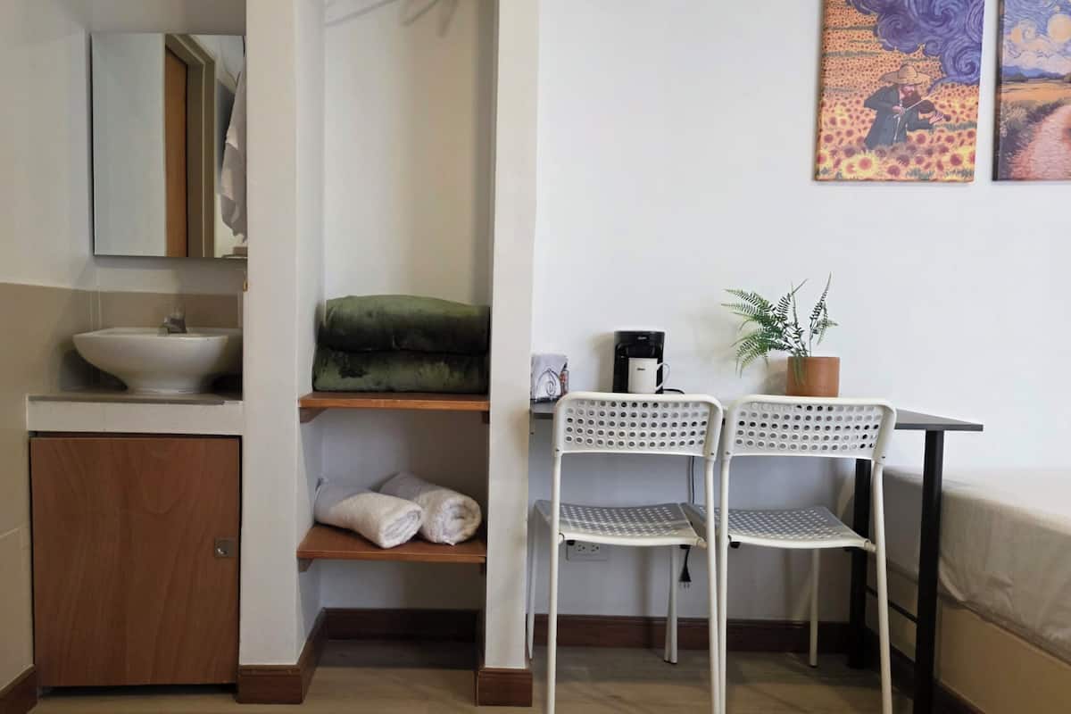 Basic Twin Room, Microwave