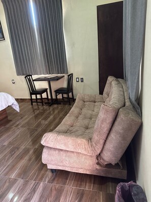 Familien-Vierbettzimmer | Wohnbereich