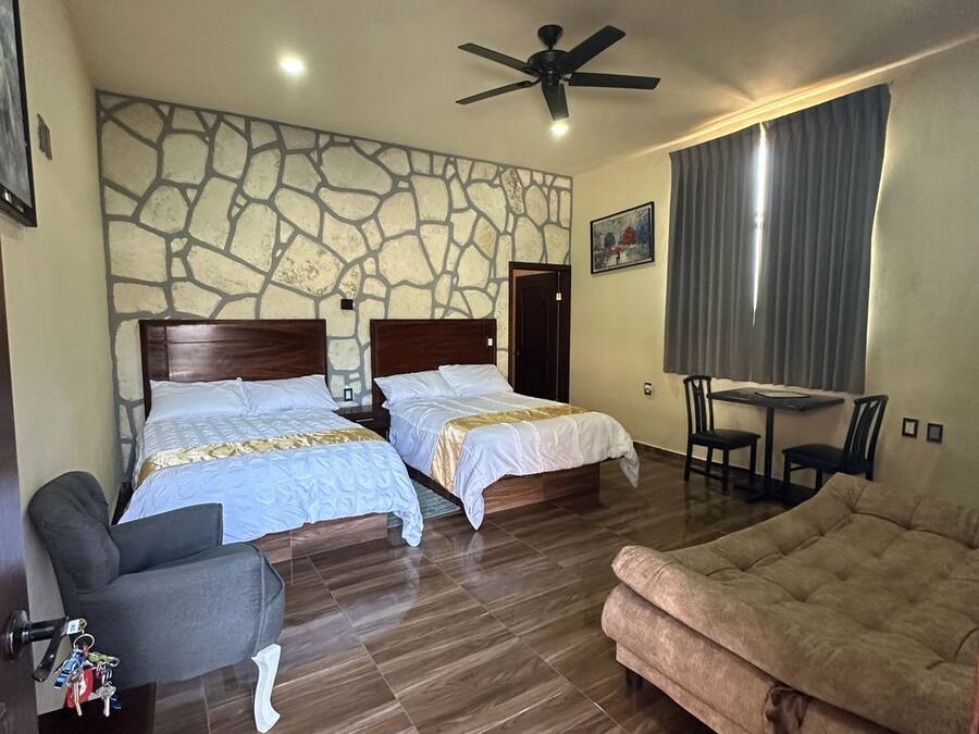 Escritorio, espacio para trabajar con laptop y wifi gratis