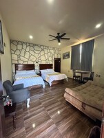Habitación cuádruple familiar | Escritorio, espacio para trabajar con un portátil, wifi gratis