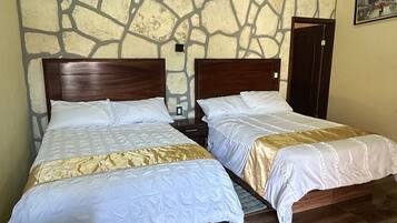 Family Quadruple Room | Desk, laptop workspace, free WiFi