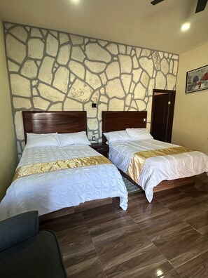 Familien-Vierbettzimmer | Schreibtisch, laptopgeeigneter Arbeitsplatz, kostenloses WLAN