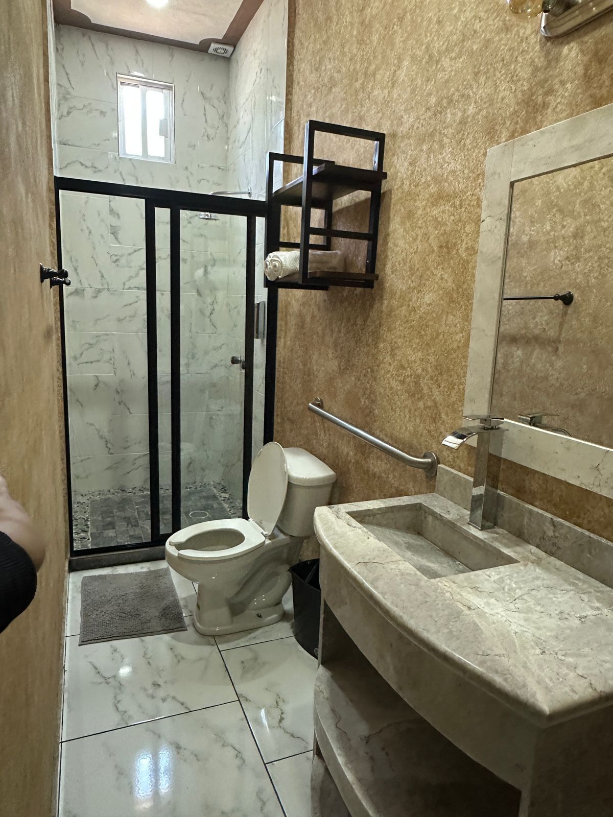 Double Room | Bathroom | Towels, soap, shampoo, toilet paper