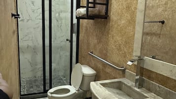 Double Room | Bathroom | Towels, soap, shampoo, toilet paper