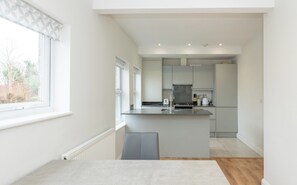 Réfrigérateur, four, lave-vaisselle, tables à manger