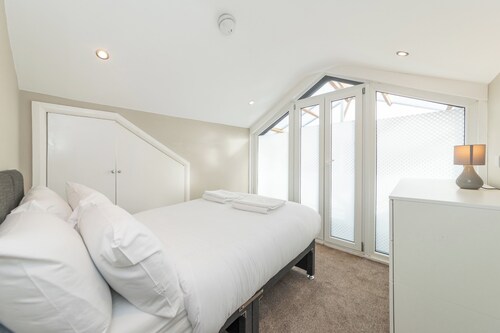 Duplex Apartment - Modern & Convenient - Pass the Keys