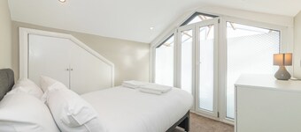 Duplex Apartment - Modern & Convenient - Pass the Keys