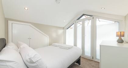 Duplex Apartment - Modern & Convenient - Pass the Keys