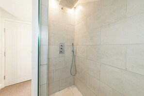 Douche, sèche-cheveux, serviettes fournies