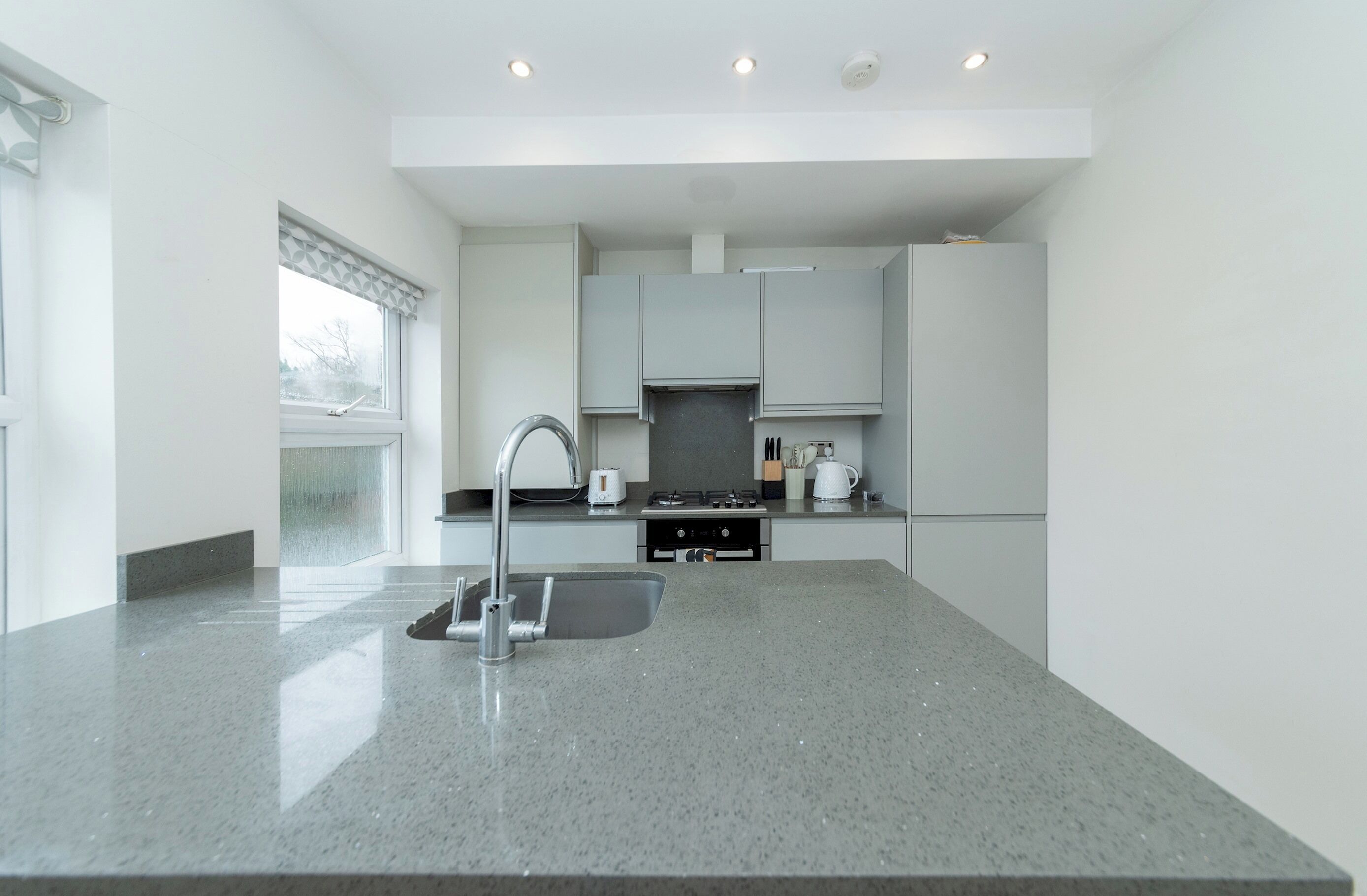 Kühlschrank, Ofen, Geschirrspüler, Esstisch