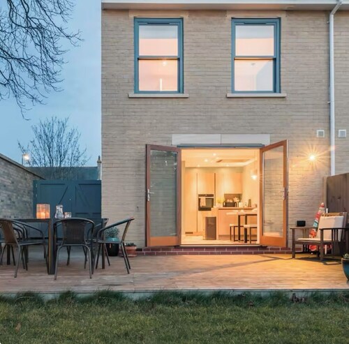 Modern home, sleeps 8, garden
3km from Cambridge, free carpark