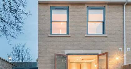 Modern home, sleeps 8, garden
3km from Cambridge, free carpark