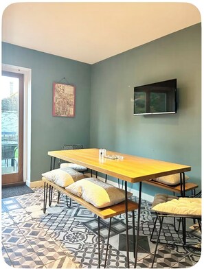 Dining - Modern home, sleeps 8, garden
3km from Cambridge, free carpark (Cambridge)