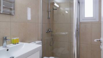 Een douche, gratis toiletartikelen