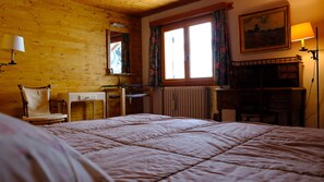 6 bedrooms, WiFi, bed sheets - Large family chalet with character (Crest-Voland)