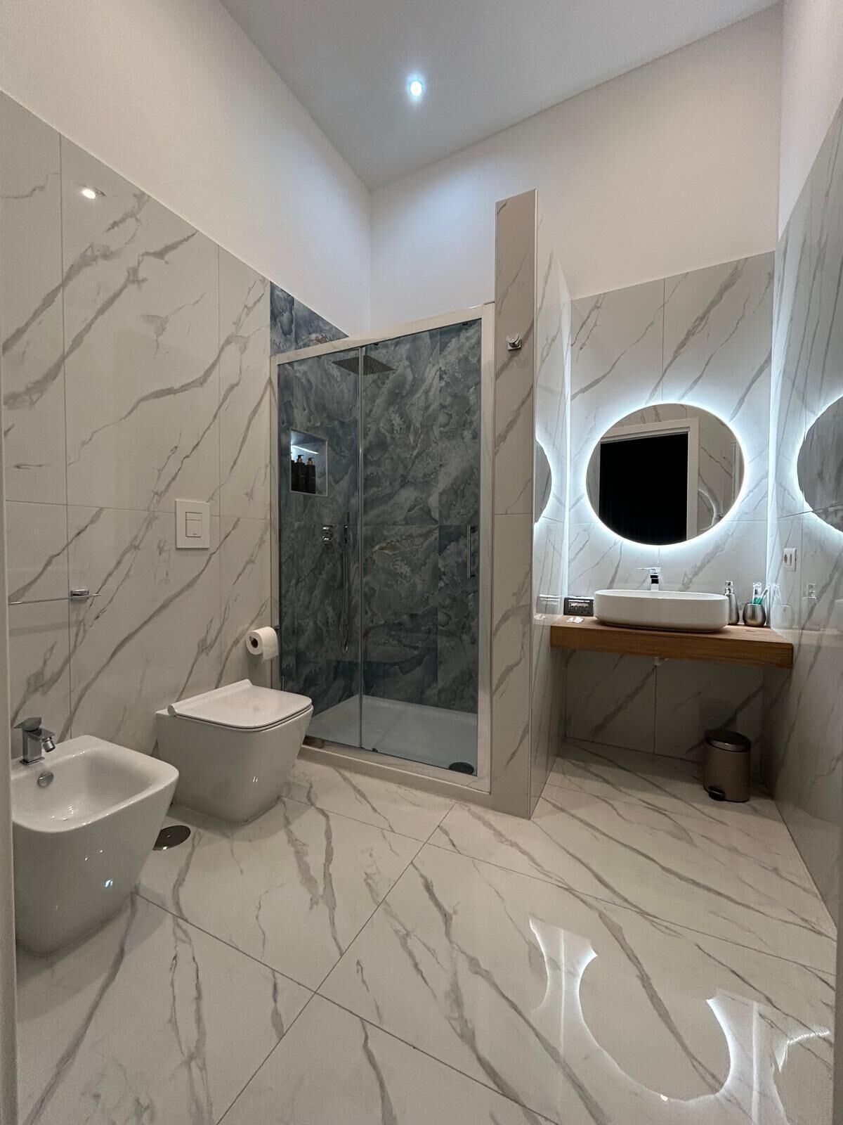 Doccia, asciugacapelli, bidet, asciugamani