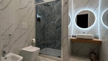 Doccia, asciugacapelli, bidet, asciugamani