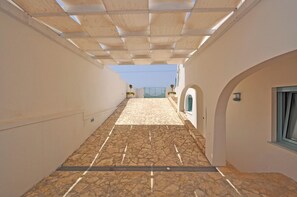Property grounds - Semi Dor by BarbarHouse (Torre Suda)