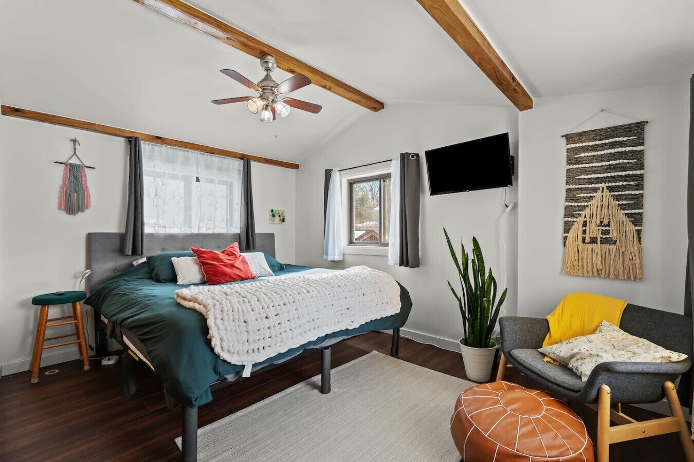 2 habitaciones, tabla de planchar con plancha, cuna de viaje y wifi 
