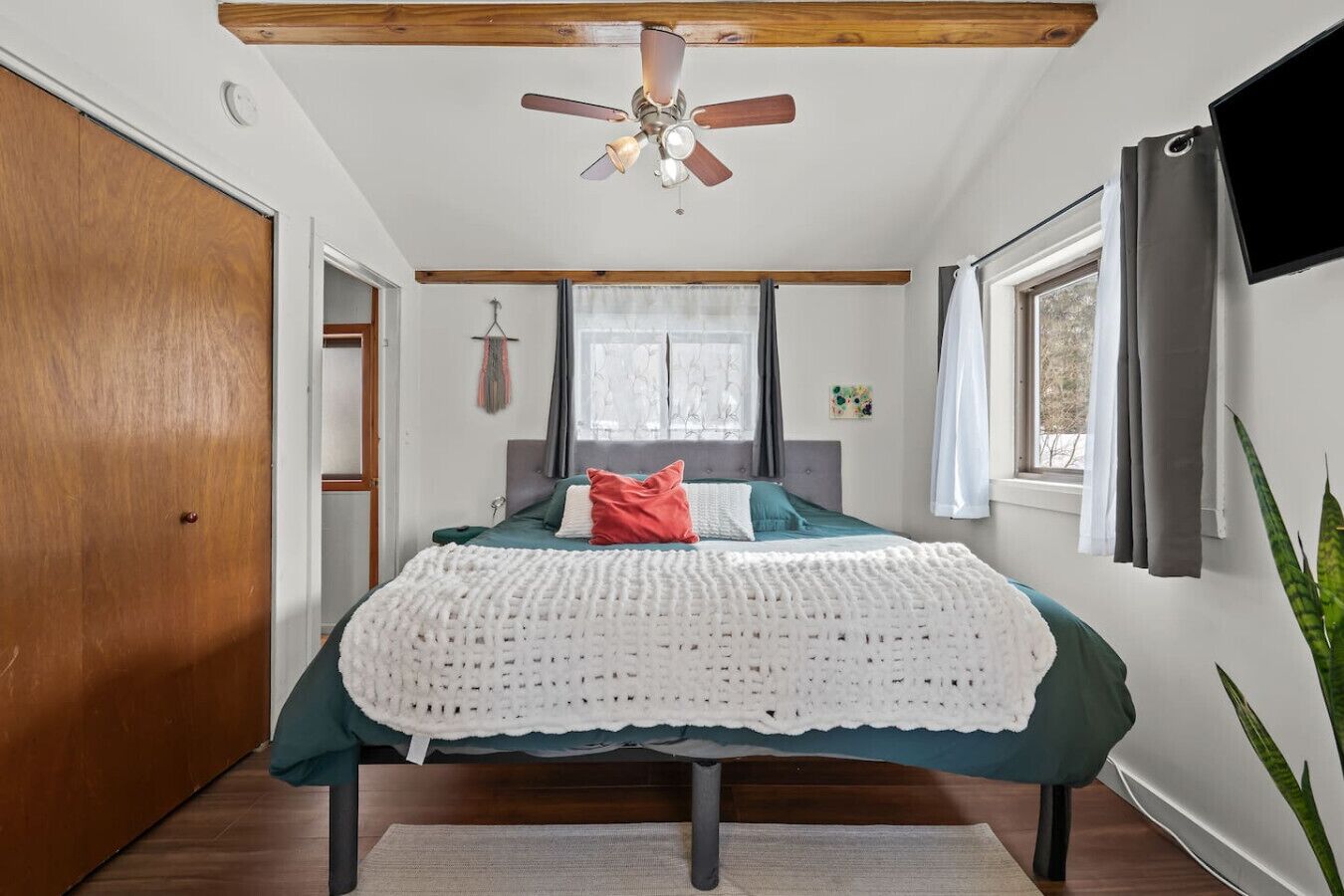 2 slaapkamers, een strijkplank/strijkijzer, reisbedje, wifi