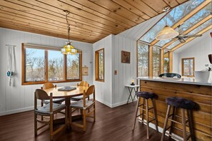 Dining - Dockside Daydream, 25 mins to Michigan Wolverines (Whitmore Lake)