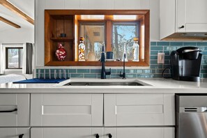 Fridge, microwave, oven, stovetop - Dockside Daydream, 25 mins to Michigan Wolverines (Whitmore Lake)