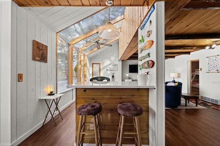 Interior. Dockside Daydream, 25 mins to Michigan Wolverines