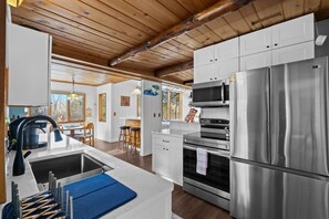 Fridge, microwave, oven, stovetop - Dockside Daydream, 25 mins to Michigan Wolverines (Whitmore Lake)