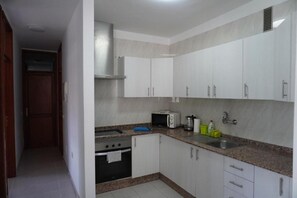 Een koelkast, een magnetron, een oven, een kookplaat