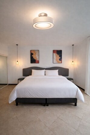 2 chambres, coffres-forts dans les chambres, fer et planche à repasser