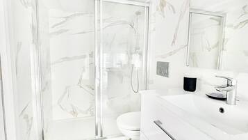 Dusche, Haartrockner, Handtücher, Seife