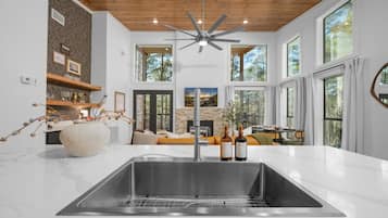 Télévision, cheminée