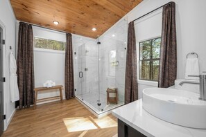 Shower, hair dryer, towels, soap - Luxury Couples Cabin  Hot Tub, Sauna and Swing Bed with Amazing Views (Broken Bow)
