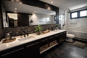 Habitación doble | Baño | Ducha, toallas, jabón y champú