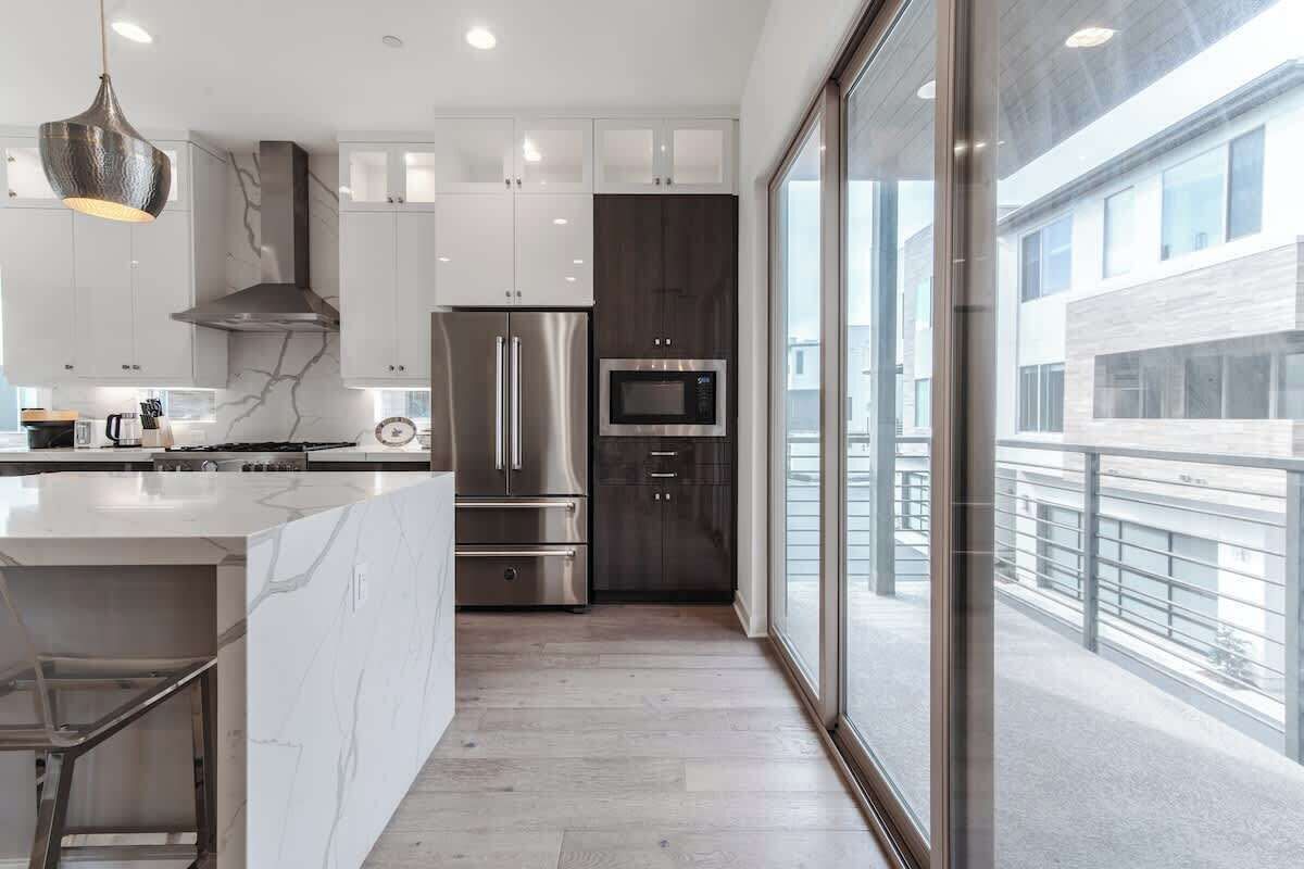 Frigorífico, microondas, horno y placa de cocina