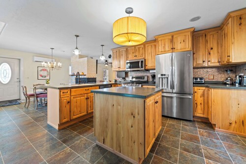 Downtown Bellaire Riverfront Loft w/ Deck