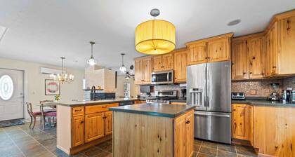 Downtown Bellaire Riverfront Loft w/ Deck